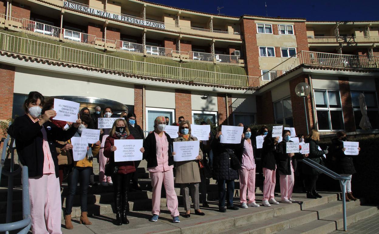 Protesta de los trabajadores a las puertas de la residencia mixta.