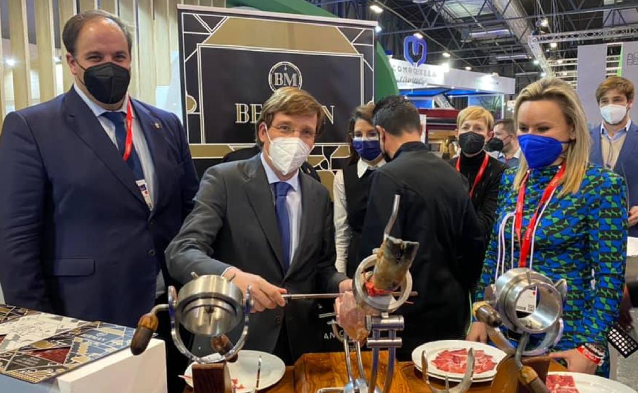 El alcalde de Madrid, José Luis Martínez Almeida, en su paso por el stand de Guijuelo en FITUR 2022. 