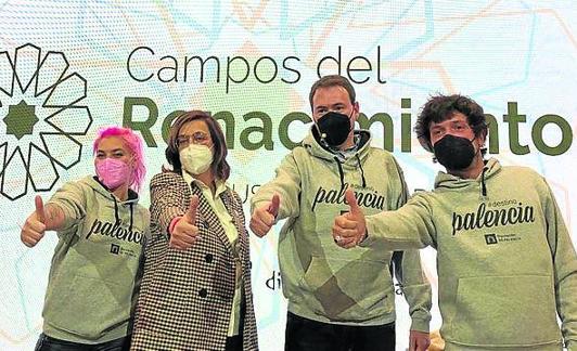 La presidenta de la Diputación, con los 'blogueros', en Fitur. 