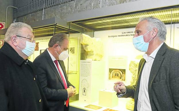 El director del Museo, Javier Pérez Rodríguez, explica la muestra al obispo Manuel Herrero y al delegado de la Junta, José Antonio Rubio.