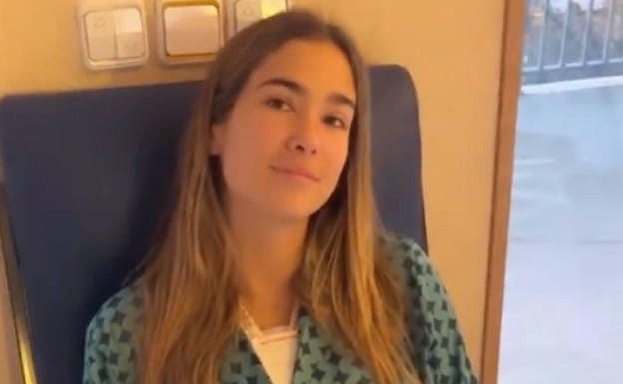 María Pombo en la clínica tras ser operada. 