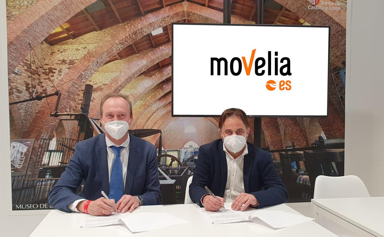 Durante la renovacón del acuerdo de colaboración del Ayuntamiento de Salamanca y Movelia. 