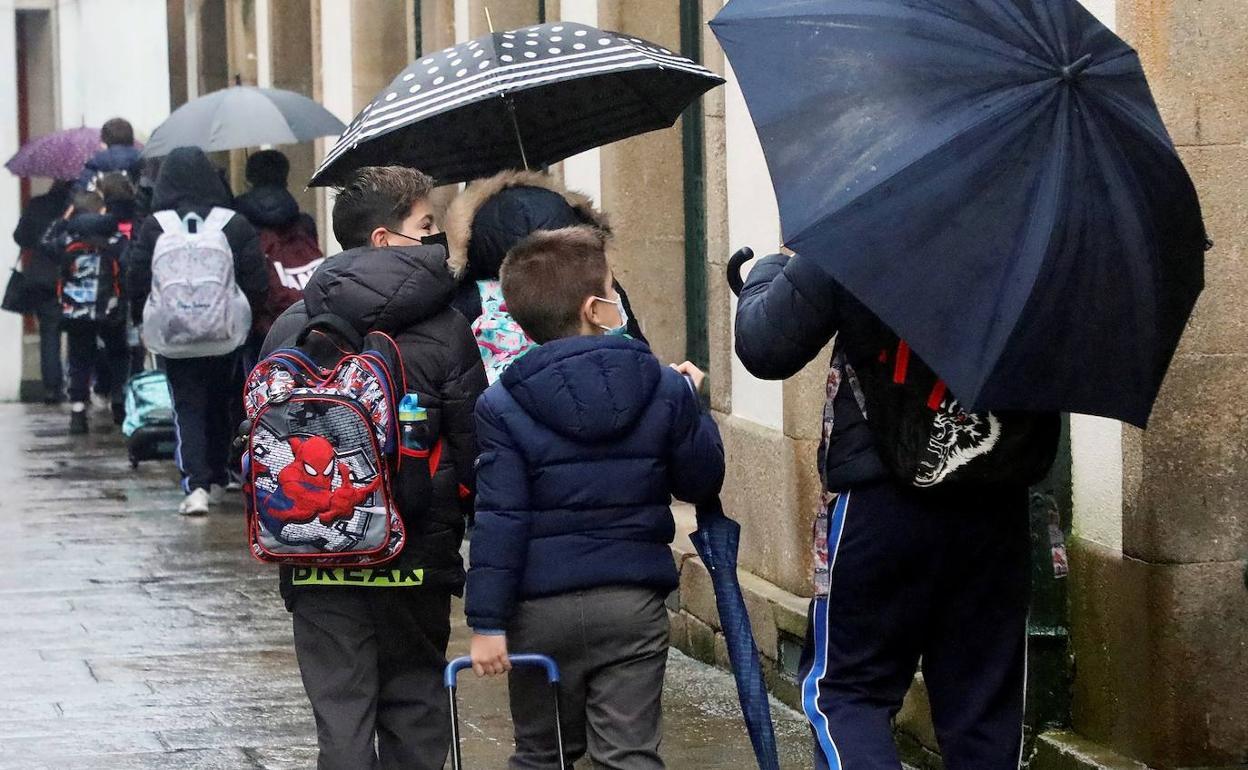 Niños a la entrada de un colegui en Santiago de Compostela.