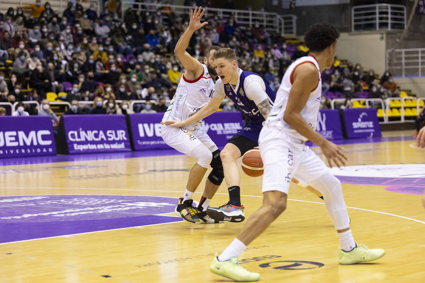 Partido entre el UEMC Valladolid y el Palma disputado en Pisuerga. 