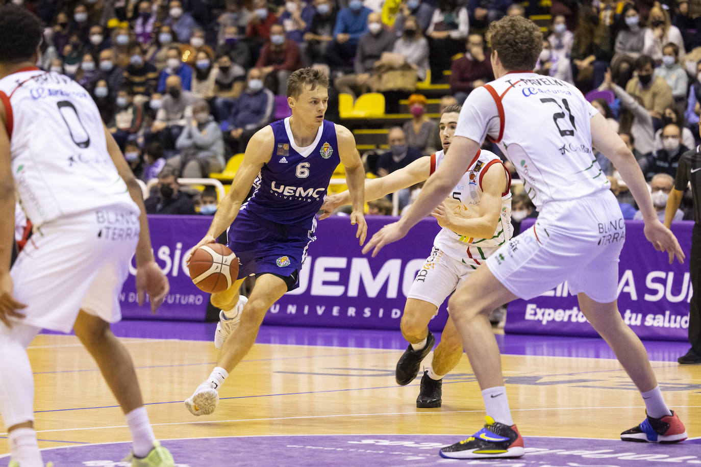 Partido entre el UEMC Valladolid y el Palma disputado en Pisuerga. 