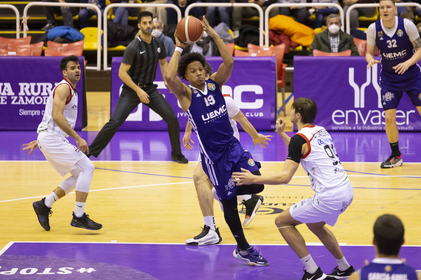 Partido entre el UEMC Valladolid y el Palma disputado en Pisuerga. 