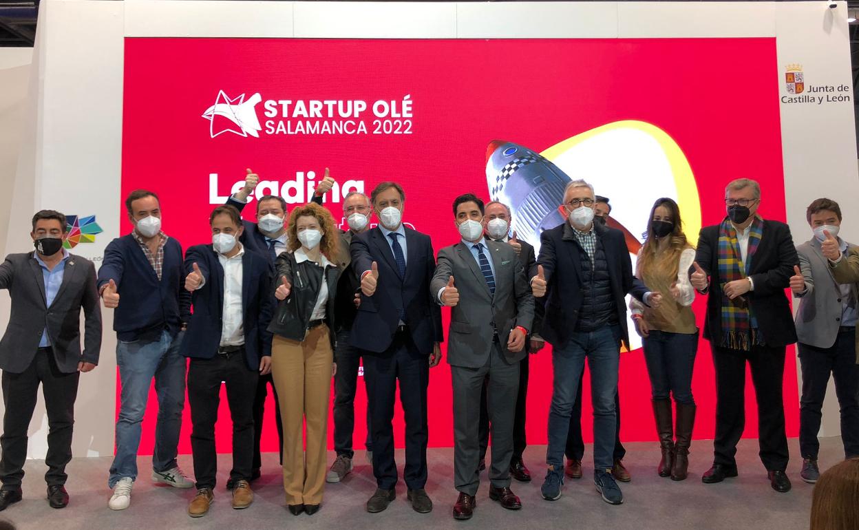 Ana Suárez, el alcalde, Amilio Corchado y representantes de entidades salmantinas, junto a un cartel de Startup Olé. 