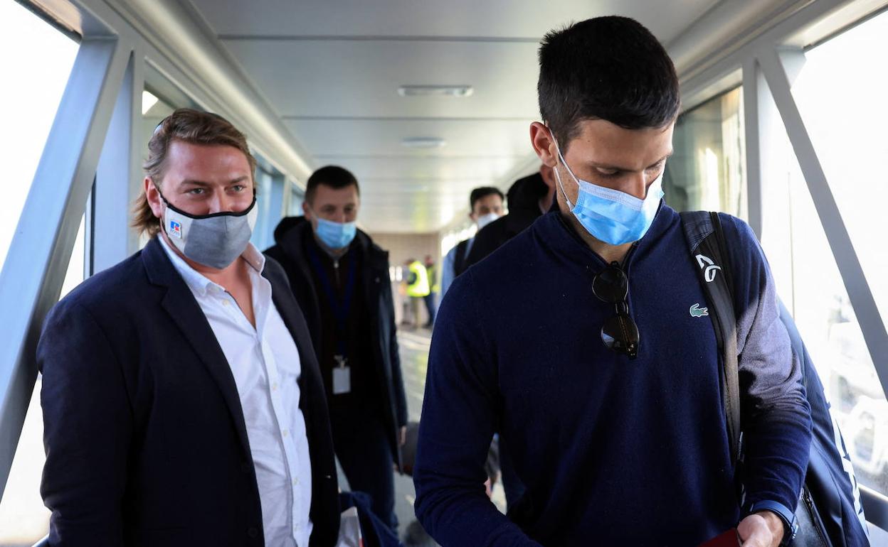 Djokovic llega al aeropuerto de Belgrado tras la decisión del Tribunal Federal de Australia de cancelar su visa para jugar en Australia.