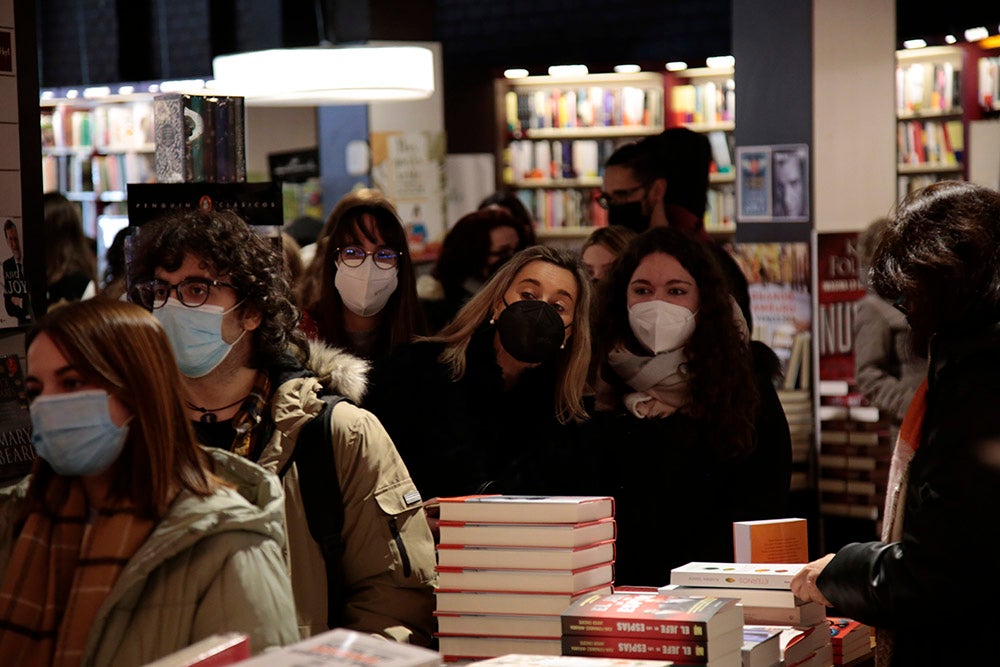 Largas colas de fans de Andrés Suárez en la librería Santos Ochoa para la firma de "A través de los ojos", el último libro del cantante gallego, que también firmó alguno de sus discos y no dudó en realizarse fotos con todos sus seguidores