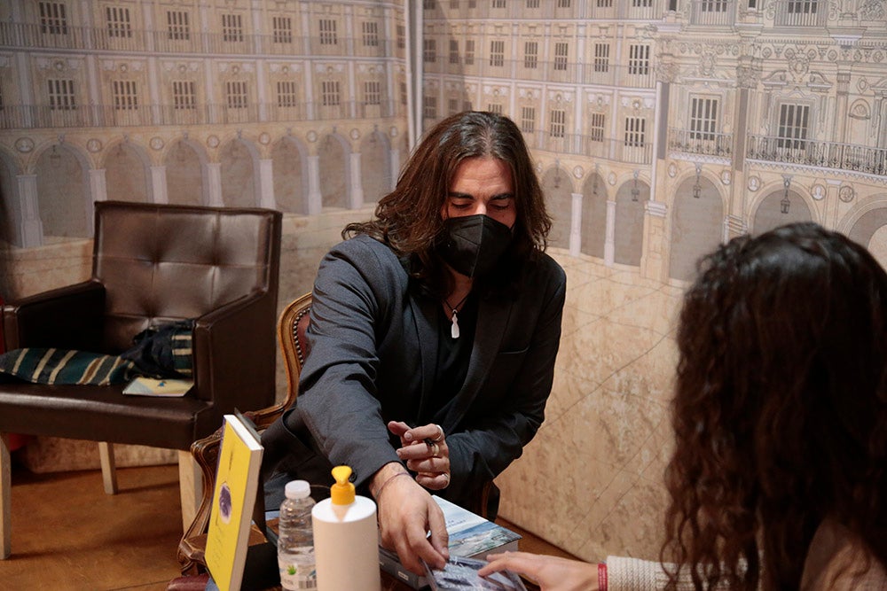 Largas colas de fans de Andrés Suárez en la librería Santos Ochoa para la firma de "A través de los ojos", el último libro del cantante gallego, que también firmó alguno de sus discos y no dudó en realizarse fotos con todos sus seguidores