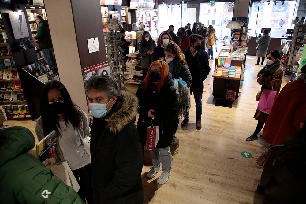 Largas colas de fans de Andrés Suárez en la librería Santos Ochoa para la firma de "A través de los ojos", el último libro del cantante gallego, que también firmó alguno de sus discos y no dudó en realizarse fotos con todos sus seguidores