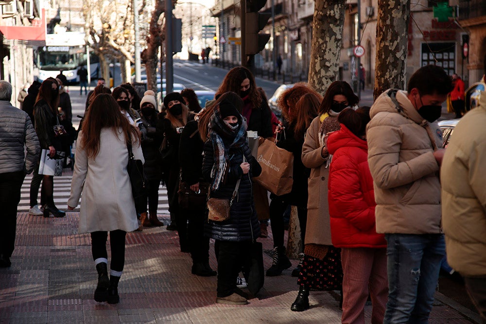 Largas colas de fans de Andrés Suárez en la librería Santos Ochoa para la firma de "A través de los ojos", el último libro del cantante gallego, que también firmó alguno de sus discos y no dudó en realizarse fotos con todos sus seguidores