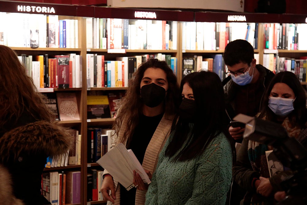 Largas colas de fans de Andrés Suárez en la librería Santos Ochoa para la firma de "A través de los ojos", el último libro del cantante gallego, que también firmó alguno de sus discos y no dudó en realizarse fotos con todos sus seguidores