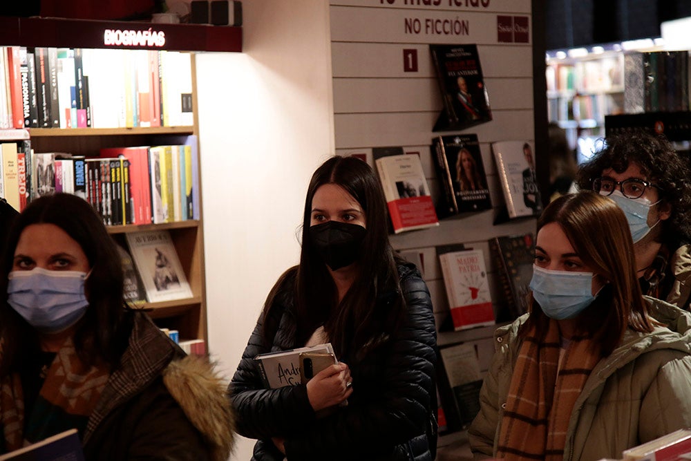 Largas colas de fans de Andrés Suárez en la librería Santos Ochoa para la firma de "A través de los ojos", el último libro del cantante gallego, que también firmó alguno de sus discos y no dudó en realizarse fotos con todos sus seguidores