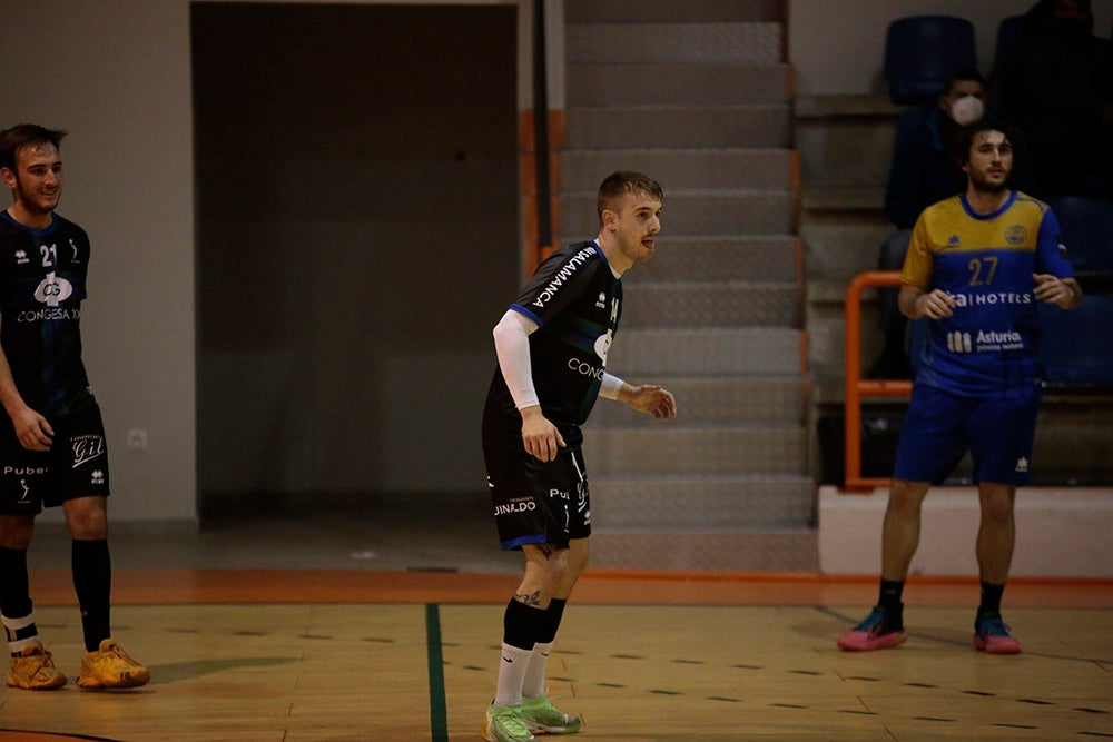 El BM Salamanca supera al Villa de Luanco de menos a más y sigue sin marcarse límites (34-32)