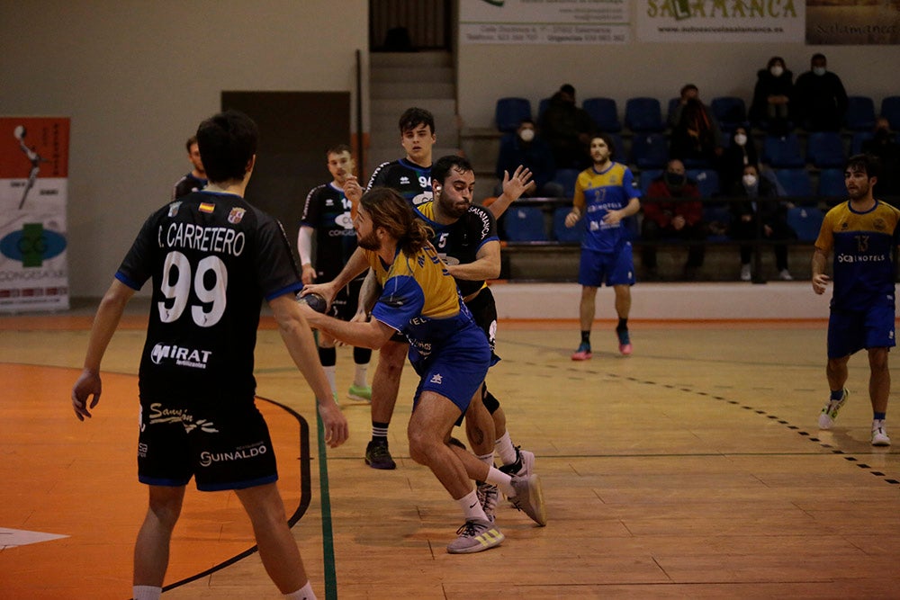 El BM Salamanca supera al Villa de Luanco de menos a más y sigue sin marcarse límites (34-32)