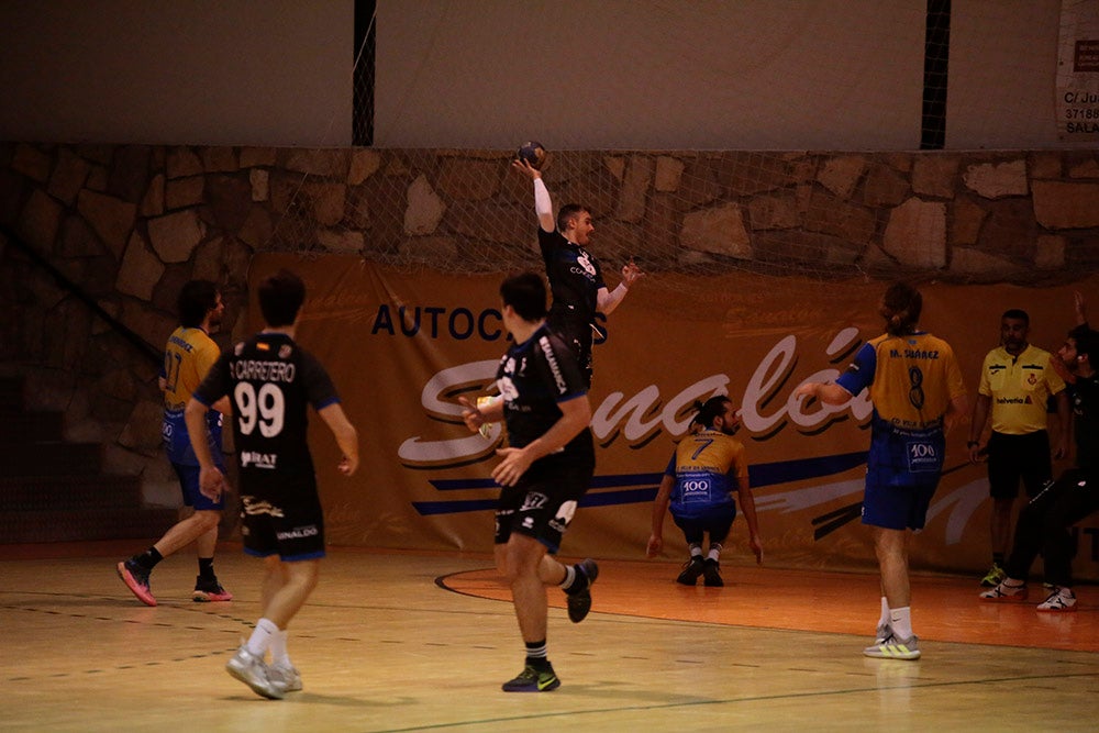 El BM Salamanca supera al Villa de Luanco de menos a más y sigue sin marcarse límites (34-32)