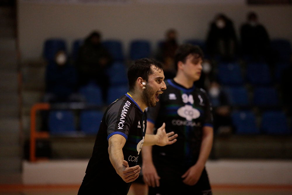 El BM Salamanca supera al Villa de Luanco de menos a más y sigue sin marcarse límites (34-32)