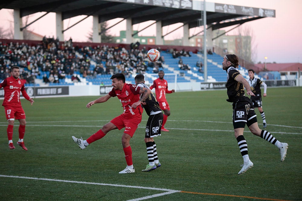 Espectacular remontada final de Unionistas ante el Rayo Majadahonda para volver al play-off (2-1)