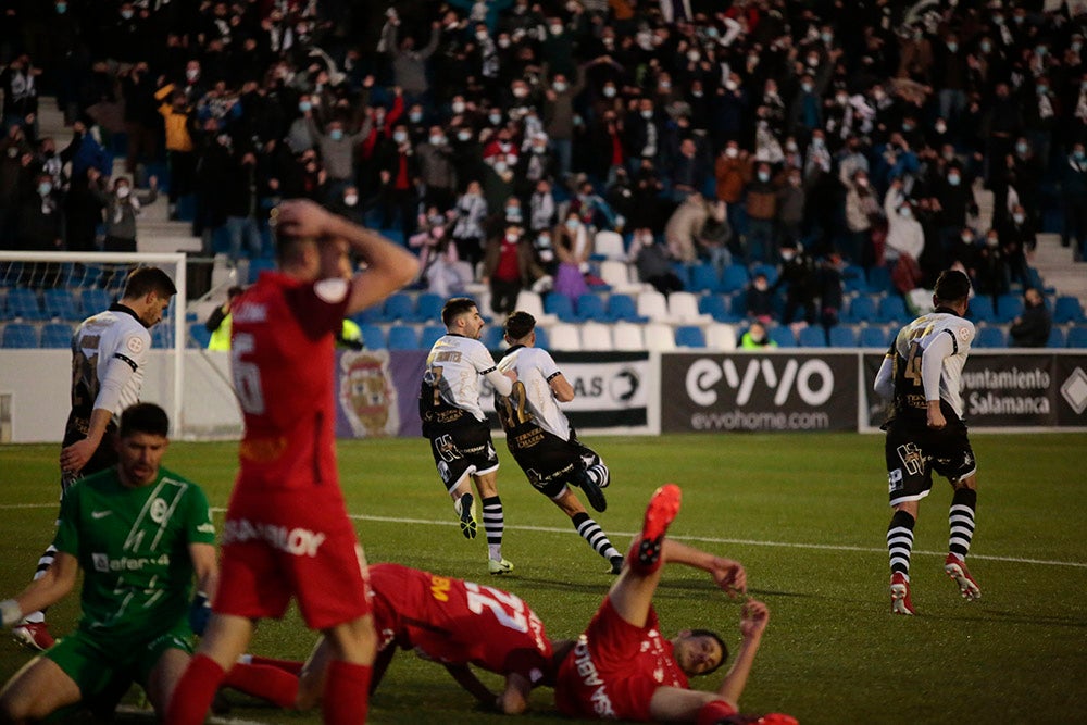 Espectacular remontada final de Unionistas ante el Rayo Majadahonda para volver al play-off (2-1)