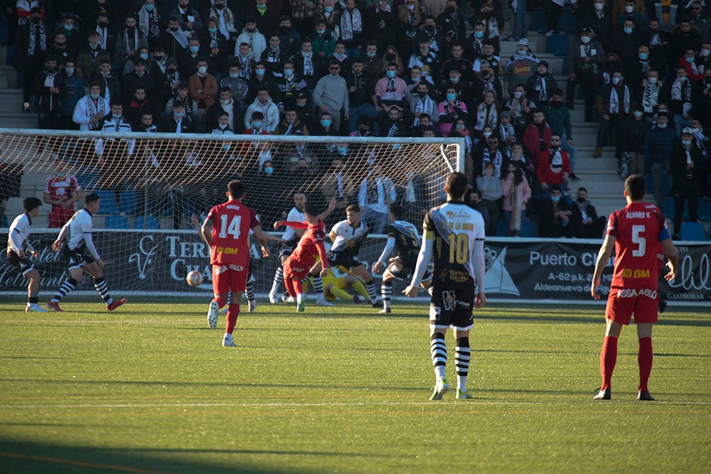 Espectacular remontada final de Unionistas ante el Rayo Majadahonda para volver al play-off (2-1)