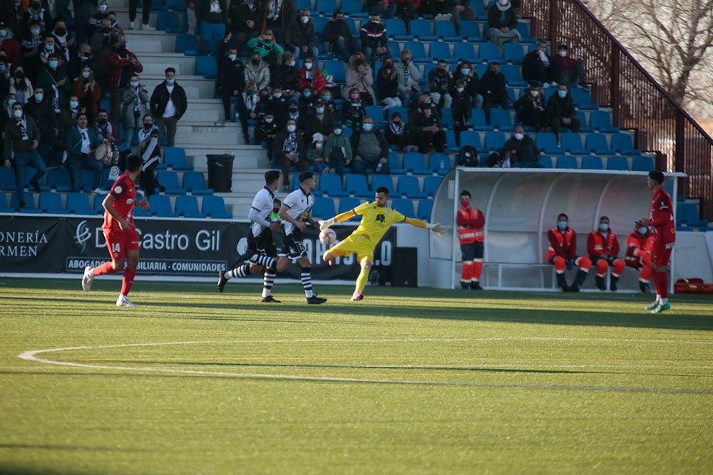 Espectacular remontada final de Unionistas ante el Rayo Majadahonda para volver al play-off (2-1)