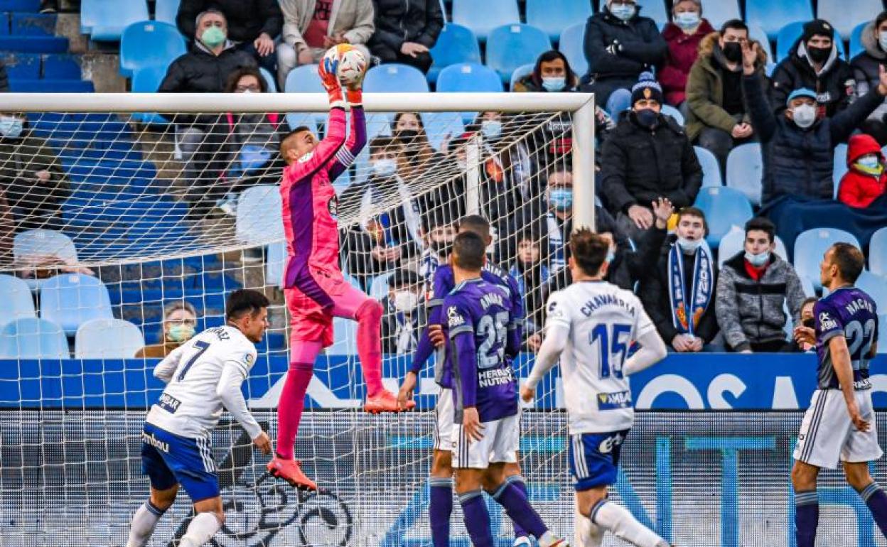 Jordi Masip atrapa un balón por alto durante el Real Zaragoza-Real Valladolid del pasado sábado