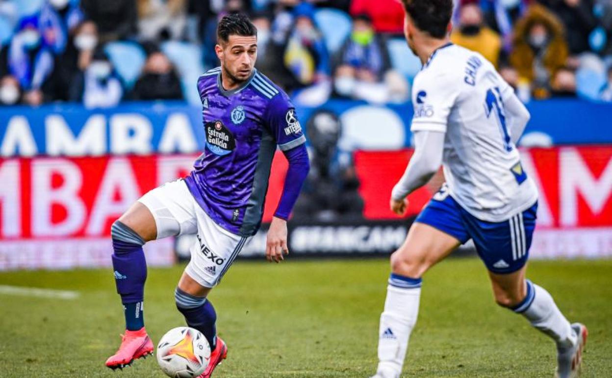 Sergio león encara a un rival 