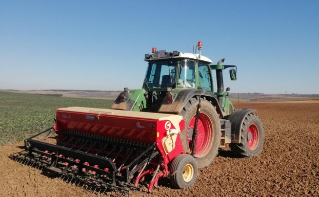 El tractor preparado para la siembra. 