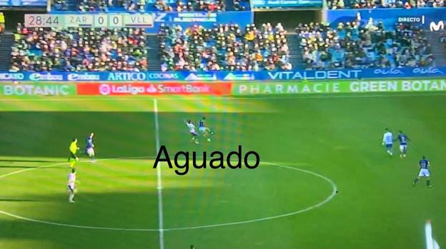 Aguado centra, recoge Ratón que saca rápido y el propio centrocampista del Real Valladolid recorre todo el campo para robar.