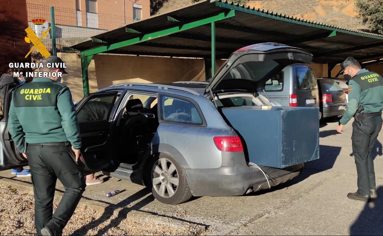 Imagen del vehículo con la caja fuerte en el interior del maletero. 