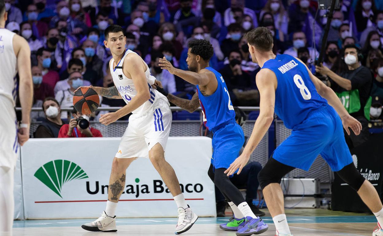 Gaby Deck, defendido por Cory Higgins en el Clásico. 