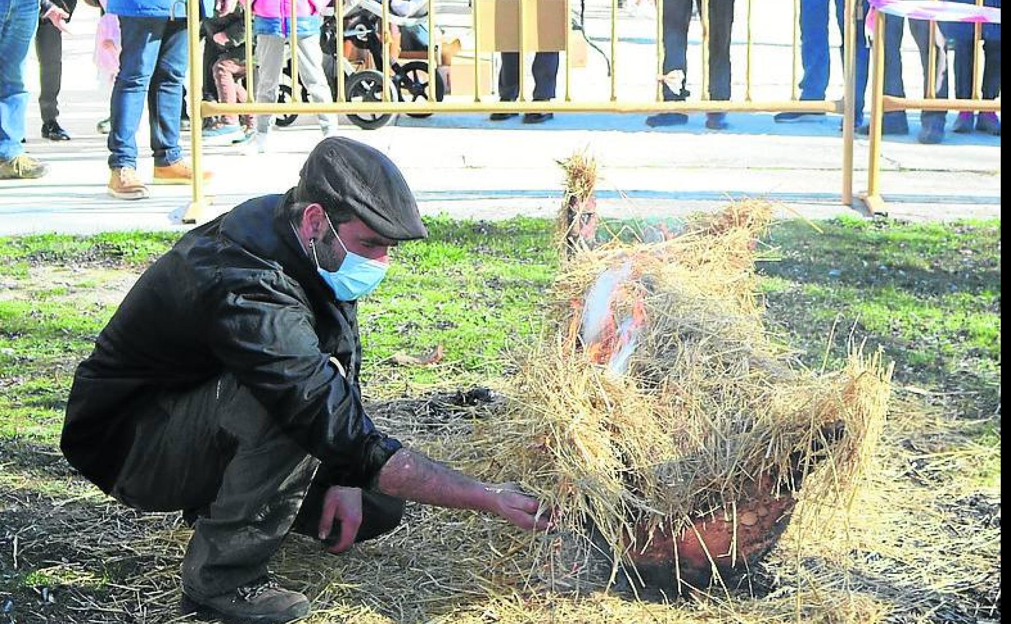 Preparación para quemar al cerdo delante del público. 