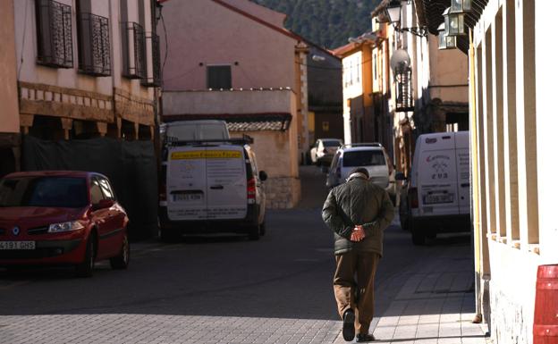 Un hombre paseaba cabizbajo por Traspinedo este lunes por la mañana. 