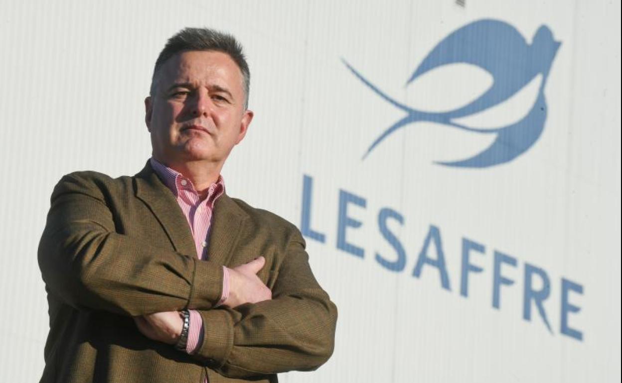 Luis Ronda, en las instalaciones productivas de Lesaffre en Valladolid. 