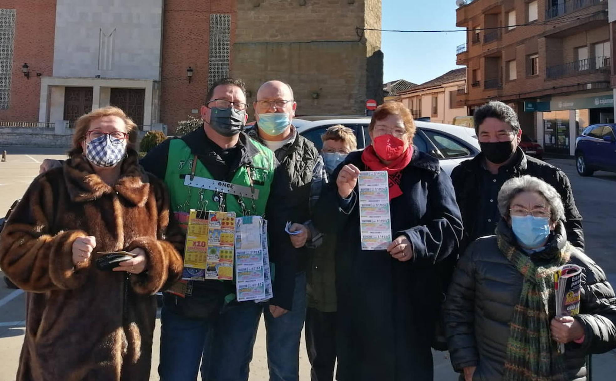 Vecinos de Mayorga junto al vendedor de cupones de la ONCE, Juan Manuel Legido.