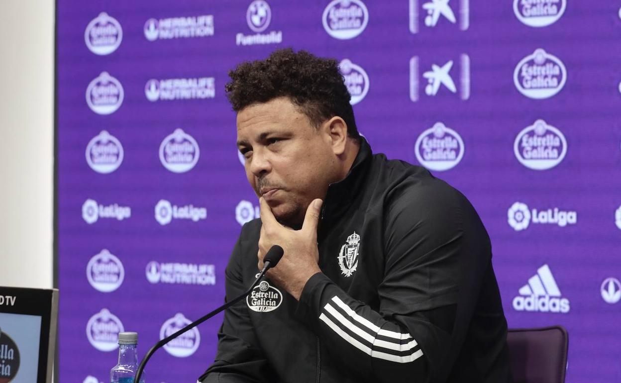 Ronaldo Nazário, presidente del Real Valladolid, durante una rueda de prensa en Zorrilla el pasado mes de mayo