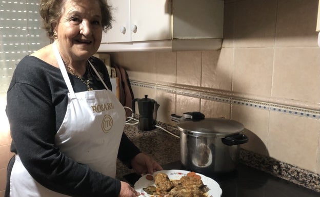 Rosario Repiso posa con el plato de codornices en la cocina de su casa en Roa de Duero