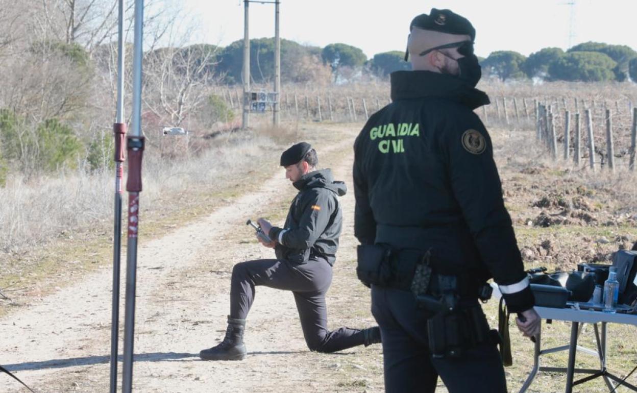 Dos agentes de la Benemérita trabajan en el puesto desde el que se controlan los drones utilizados para buscar rastros de Esther López.