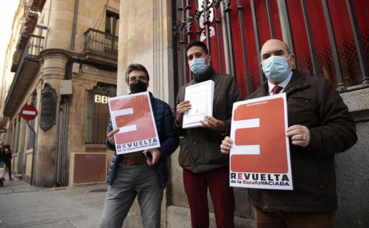 Mesa informativa de España Vaciada en las calles de Salamanca. 