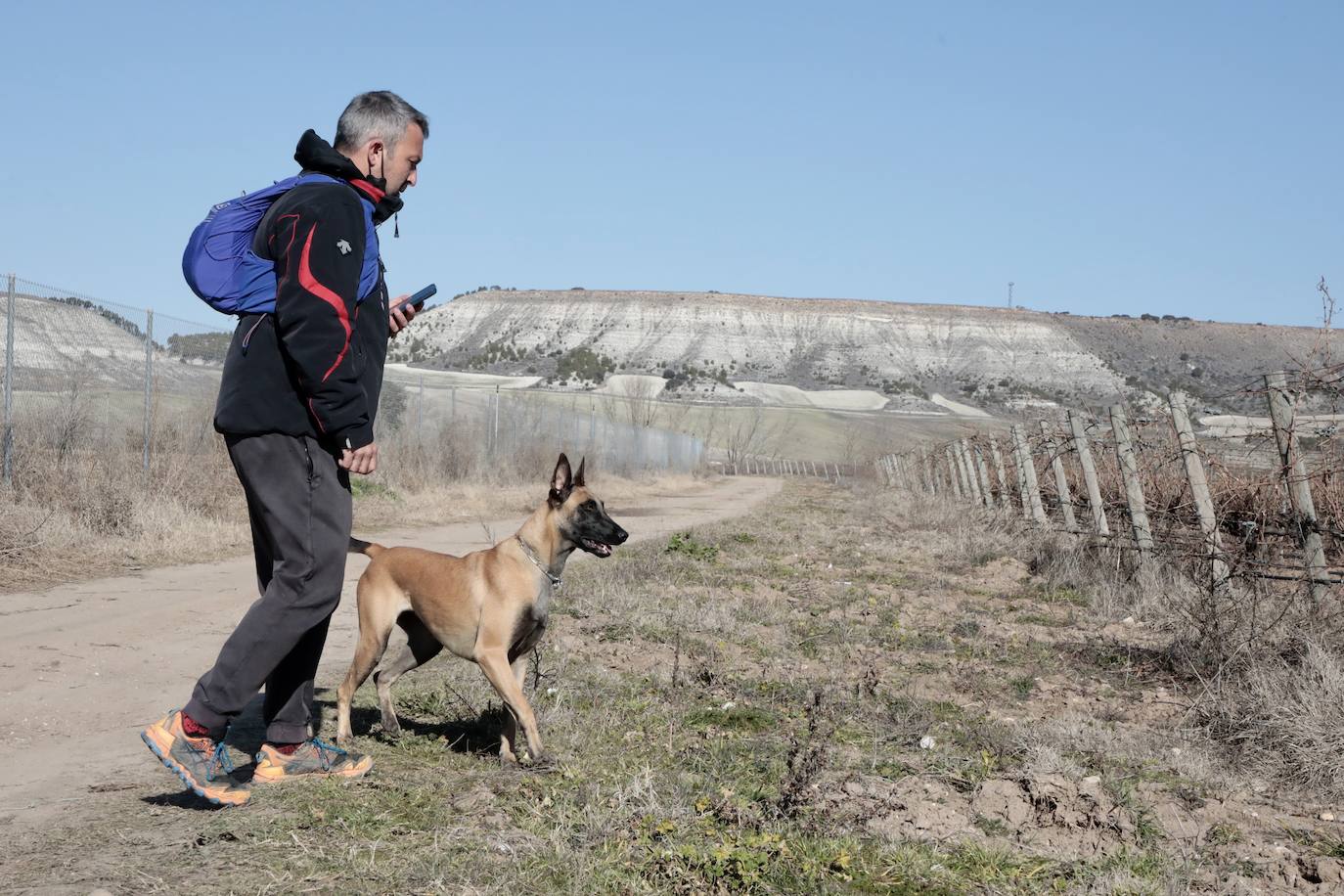 Fotos: David González y su perra Luna, voluntarios en la búsqueda de Esther López