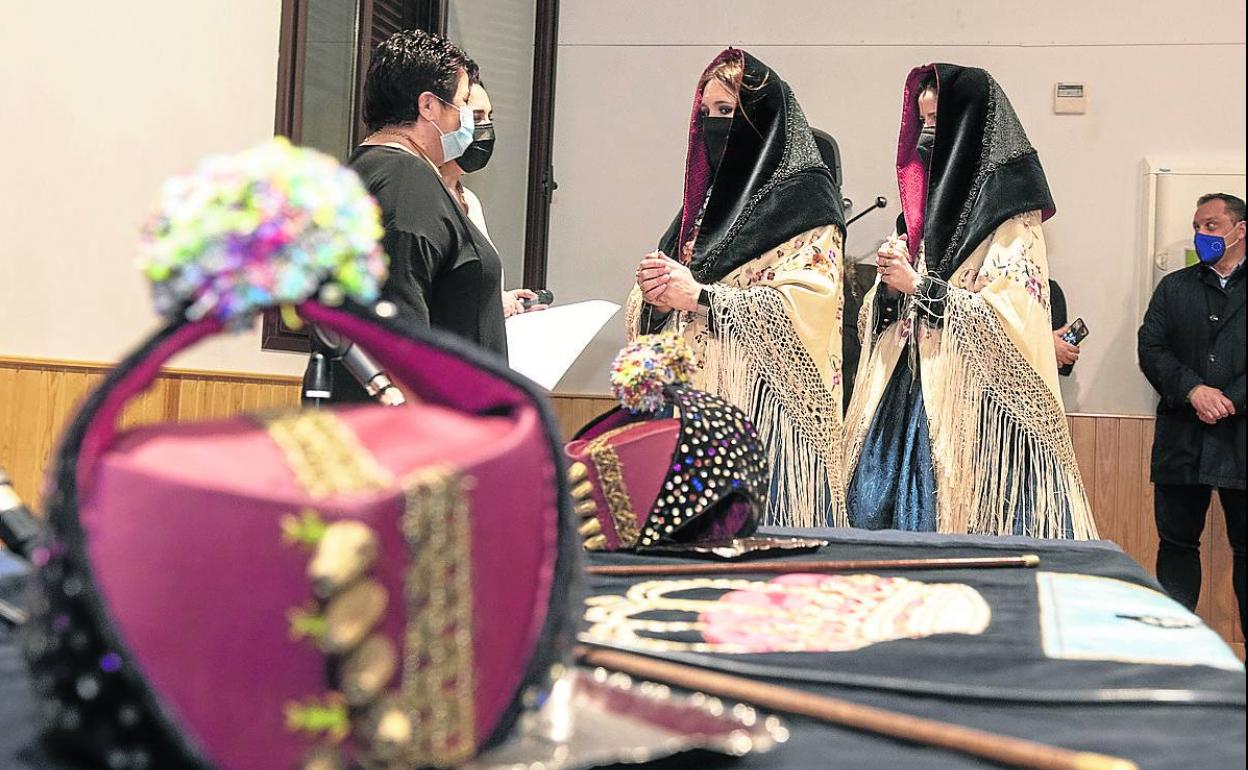 Alicia Calvo y María Elena Rincón, ayer, con la alcaldesa de Segovia, Clara Luquero. 