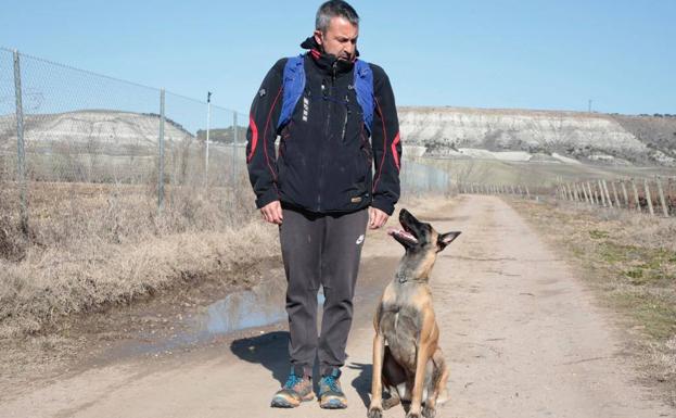 David pasea con Luna por el campo para colaborar en la búsqueda de Esther. 