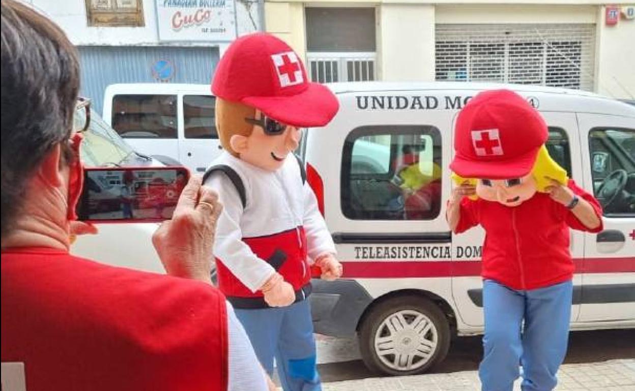 Voluntarios de Cruz Roja que trabajarán como animadores durante la vacunación infantil. 