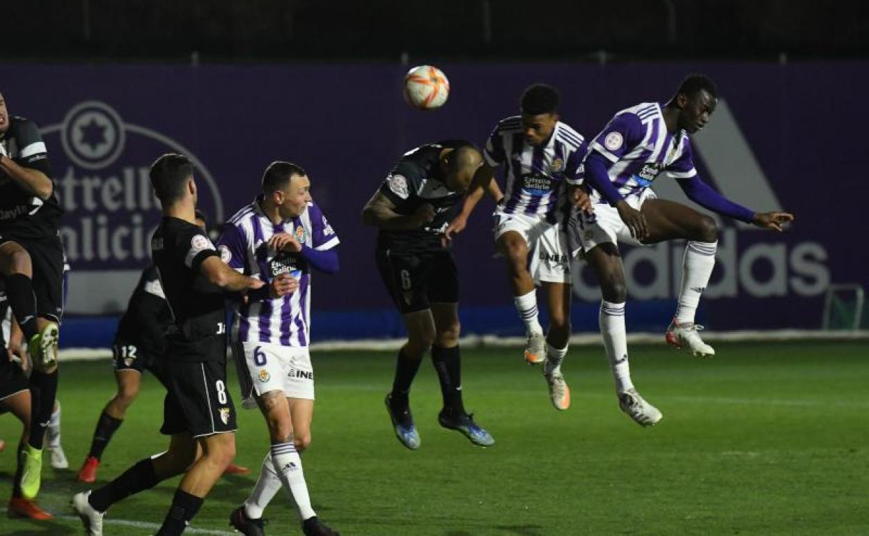 Una acción del Real Valladolid Promesas-Tudelano en los Campos Anexos.