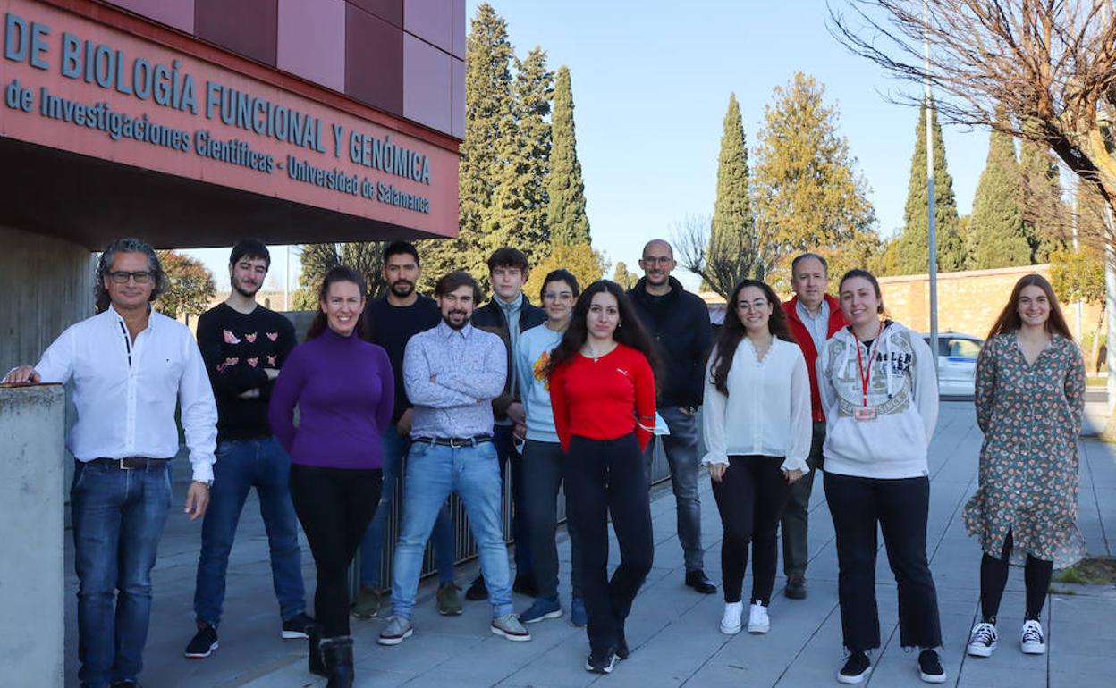Juan Pedro Bolaños, en primer término, junto al equipo investigador del Instituto de Biología Funcional y Genómica (IBFG)