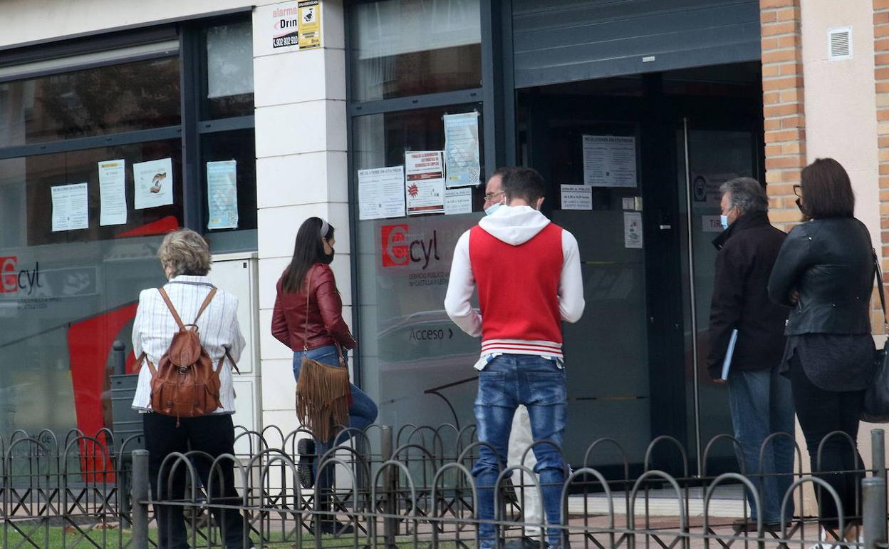 Personas aguardan su turno en la entrada a la oficina del Ecyl en la capital segoviana. 