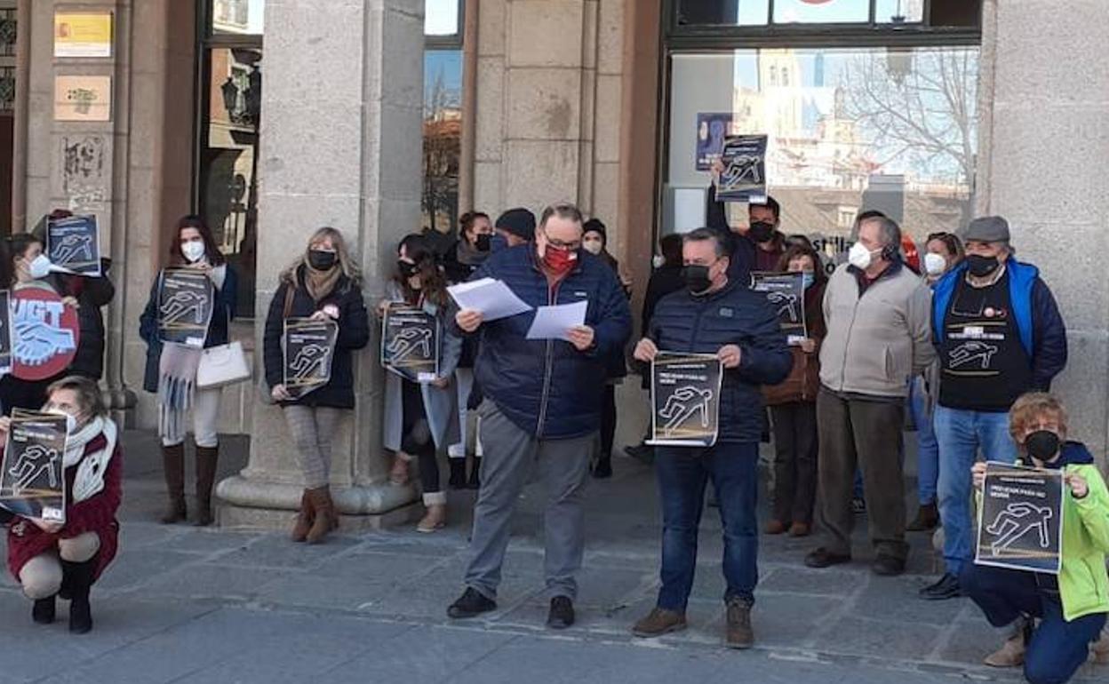 Concentración este jueves ante la sede de UGT en Segovia en contra de la siniestralidad laboral. 