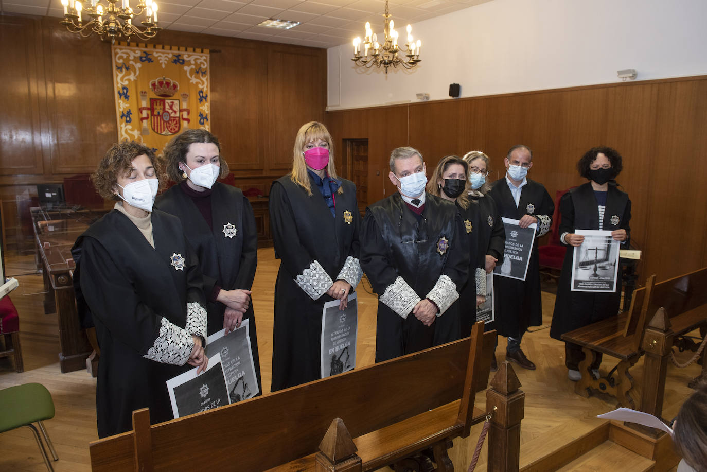 Letrados de la Administración de Justicia de Segovia, sujetan carteles de la convocatoria de la huelga secundada ayer.