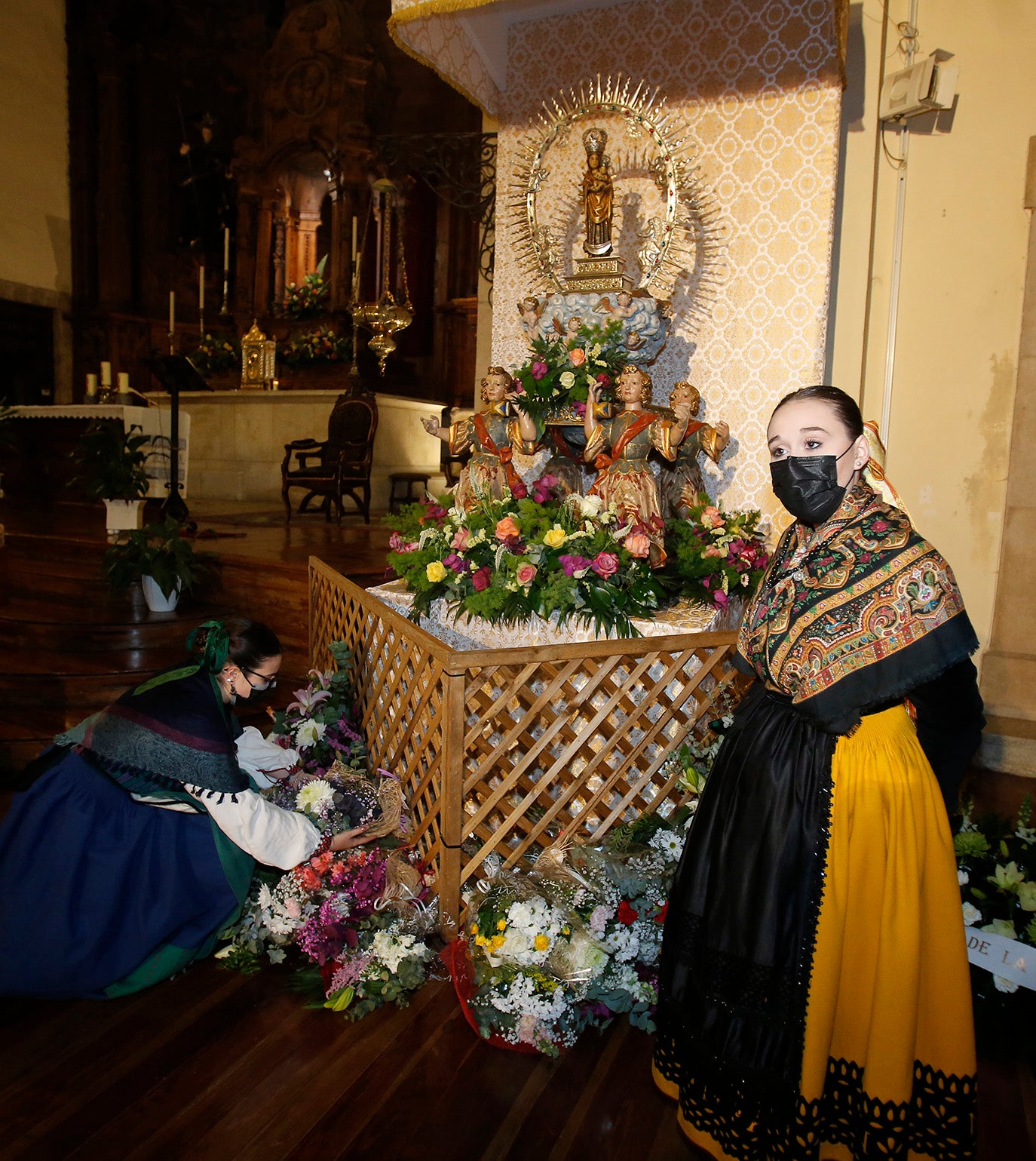 Los palentinos dejan sus flores a la Virgen la Calle en la iglesia de La Compañia